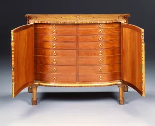 Jedna z dvojice komod George III (harewood & kingwood)