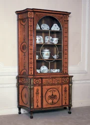 Jedna z dvojice skříní, kterou objednal 1. vikomt Melbourne pro Melbourne House, Piccadilly (nyní Albany), kolem roku 1773 (saténové dřevo a mahagon)