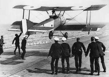 Velitel squadrony Edwin Dunning přistává se Sopwith Pup na palubě HMS Furious, 2. srpna 1917
