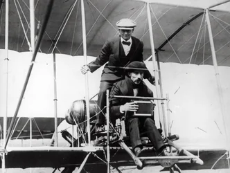 Thomas E. Grant s panem Lewisem Turnerem v létajícím stroji k fotografování zatmění, 1912