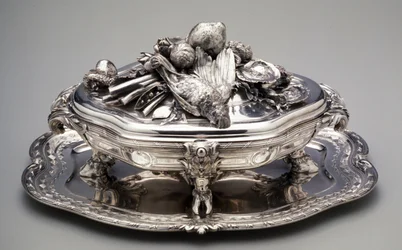 Tureen s víkem a stojanem