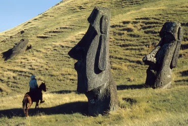 Monolity na Velikonočním ostrově zvané moai ve vulkanické krajině jsou starobylými strážci...