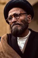 Íránský šíitský duchovní s brýlemi a turbanem