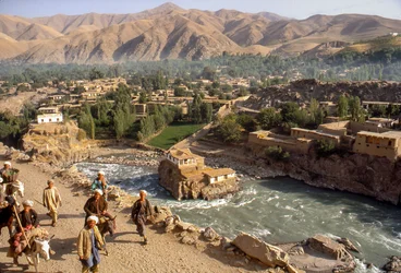 Kmenoví příslušníci u řeky Kokcha procházející soutěskou ve Fajzabádu, afghánské provincii...