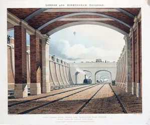 Pohled pořízený z pod mostem Hampstead Road Bridge, při pohledu směrem k nádraží na Euston Square, 1837 (ručně kolorovaná rytina)
