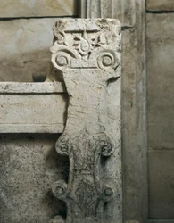 Thrácká hrobka Sveshtari, detail architektury v blízkosti sarkofágu, 3. století před naším letopočtem (kamenná socha)
