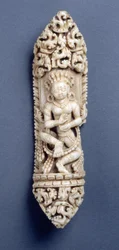 Vyřezávané Daikini, část kostěné zástěry používané při tantrických obřadech, tibetské, 18. století (lidská kost)