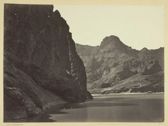 Black Cañon, řeka Colorado, pohled po proudu poblíž tábora 7. Průzkumy v Nevadě a Arizoně, expedice z roku 1871. Por. Geo. M. Wheeler, velitel.