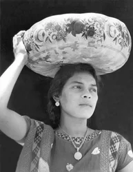 Žena v Tehuantepec, Mexiko, 1929