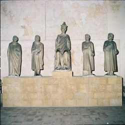 Socha Jindřicha VII. (12745-1313), císaře Svaté říše římské, se svými rádci 1315 (mramor)