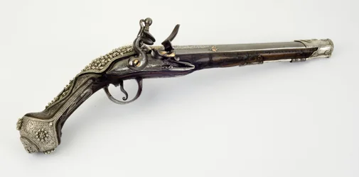 Flintlock pistole (ocel, dřevo, stříbro a zlato)