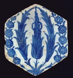 Šestihranná dlaždice Isnik s cypřiši a švestkou, 1560-70 (keramika s barevnou podglazurou)