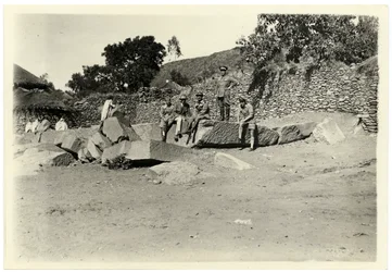 Archeolog Ugo Monneret de Villard s několika italskými vojáky sedícími na rozbité stéle, Axum, Etiopie, fotografie Ugo Monneret de Villard