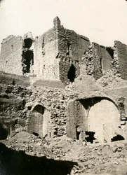 Kostel v klášteře svatého Simeona, severozápadní roh před restaurováním, Asuán, Egypt, fotografie Ugo Monneret de Villard