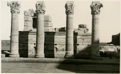 Kolonáda římského nymfea, Dendera, Egypt, fotografie Ugo Monneret de Villard