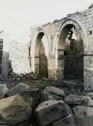 Sloup a oblouky, interiér křesťanské baziliky zasvěcené Panně Marii, Qasr Ibrim, Egypt, fotografie Ugo Monneret de Villard