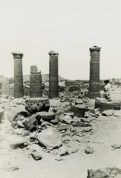 Sloupy a ruiny chrámu ve Velké ohradě, Musawwarat es Sufra, Súdán, fotografie Ugo Monneret de Villard