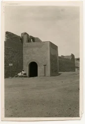 Východní brána a věž kláštera svatého Simeona, Asuán, Egypt, fotografie Ugo Monneret de Villard