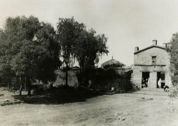 Vchod do ohrady kolem kostela Panny Marie Sionské, Axum, Etiopie, fotografie Ugo Monneret de Villard, asi 1937