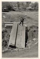 Fragment stély, Axum, Etiopie, fotografie Ugo Monneret de Villard