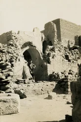 Interiér velké pevnosti (qasr) kláštera svatého Simeona, Asuán, Egypt, fotografie Ugo Monneret de Villard