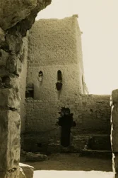 Interiér velké pevnosti (qasr) kláštera svatého Simeona, Asuán, Egypt, fotografie Ugo Monneret de Villard