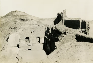 Interiér velké pevnosti (qasr) kláštera svatého Simeona, Asuán, Egypt, fotografie Ugo Monneret de Villard