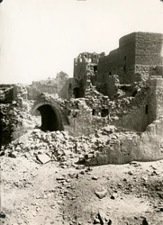 Velká strážnice (qasr) kláštera svatého Simeona, Asuán, Egypt, fotografie Ugo Monneret de Villard