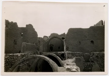 Velká strážnice (qasr) kláštera svatého Simeona, Asuán, Egypt, fotografie Ugo Monneret de Villard