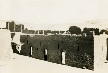 Nocleh v dolní terase kláštera svatého Simeona, Asuán, Egypt, fotografie Ugo Monneret de Villard