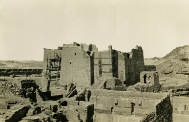 Klášter svatého Simeona při jeho obnově, Asuán, Egypt, fotografie Ugo Monneret de Villard