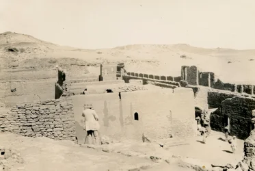 Klášter svatého Simeona, pohled na dolní terasu, Asuán, Egypt, Ugo Monneret de Villard stojí zády k fotoaparátu, autor fotografie: Ugo Monneret de Villard