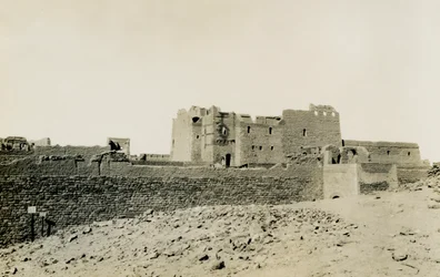 Klášter svatého Simeona, pohled zvenčí od východu, Asuán, Egypt, fotografie Ugo Monneret de Villard