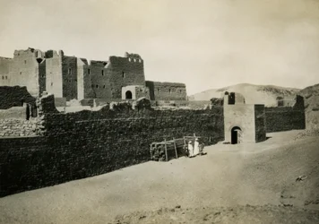 Klášter svatého Simeona, pohled zvenčí na východní zeď, Asuán, Egypt, fotografie Ugo Monneret de Villard