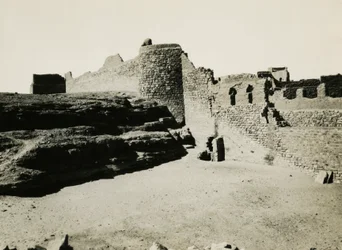 Klášter svatého Simeona, pohled od jihovýchodu, Asuán, Egypt, fotografie Ugo Monneret de Villard