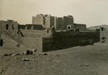 Klášter svatého Simeona, pohled od jihovýchodu, Asuán, Egypt, fotografie Ugo Monneret de Villard