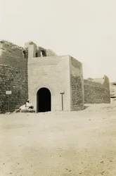 Klášter svatého Simeona, pohled na bránu a orientální věž, Asuán, Egypt, fotografie Ugo Monneret de Villard