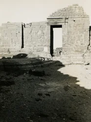 Ruiny chrámu, Kasr Ibrim, Egypt, fotografie Ugo Monneret de Villard