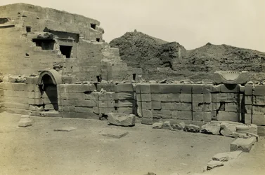 Zřícenina koptského kostela u chrámu Hathor, Dendera, Egypt, fotografie Ugo Monneret de Villard