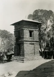 Dvoupatrová čtvercová budova, Axum, Etiopie, fotografie Ugo Monneret de Villard