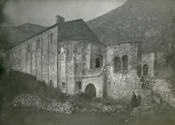 Pohled na opatství San Pietro al Monte, Civate, Lombardie, Itálie, fotografie Ugo Monneret de Villard, kolem roku 1910