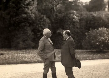 Louis Barthou mluví s generálem Luigim Cadornou. Fotografie byla pořízena v květnu 1916, během 1. světové války. (č/b foto)