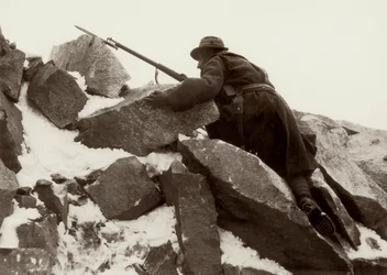 Strážní služba na Adamellu během první světové války (černobílá fotografie)
