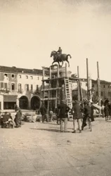 Jezdecký památník „Gattamelata“, v rekonstrukci, v Padově během první světové války