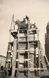 Jezdecký památník "Gattamelata" v rekonstrukci v Padově během první světové války