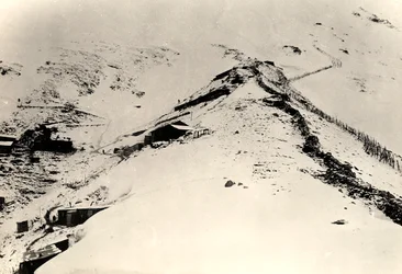 Příkopy a ploty na svazích Monte Nero během první světové války (č/b foto)