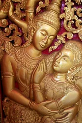 20151028, Vientiane, Laos: buddhistický chrám Wat Ong Teu. Dveřní řezba zobrazující scénu z Rámájany