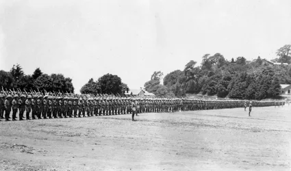 5. prapor pluku East Surrey na přehlídce, Chakrata, 1917