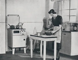 Britská kuchyně vybavená skříňovým plynovým sporákem, 1942.