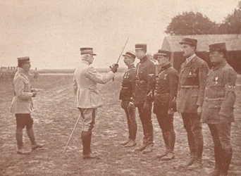 Francouzský generál udělující vyznamenání letcům, c1918 1919
